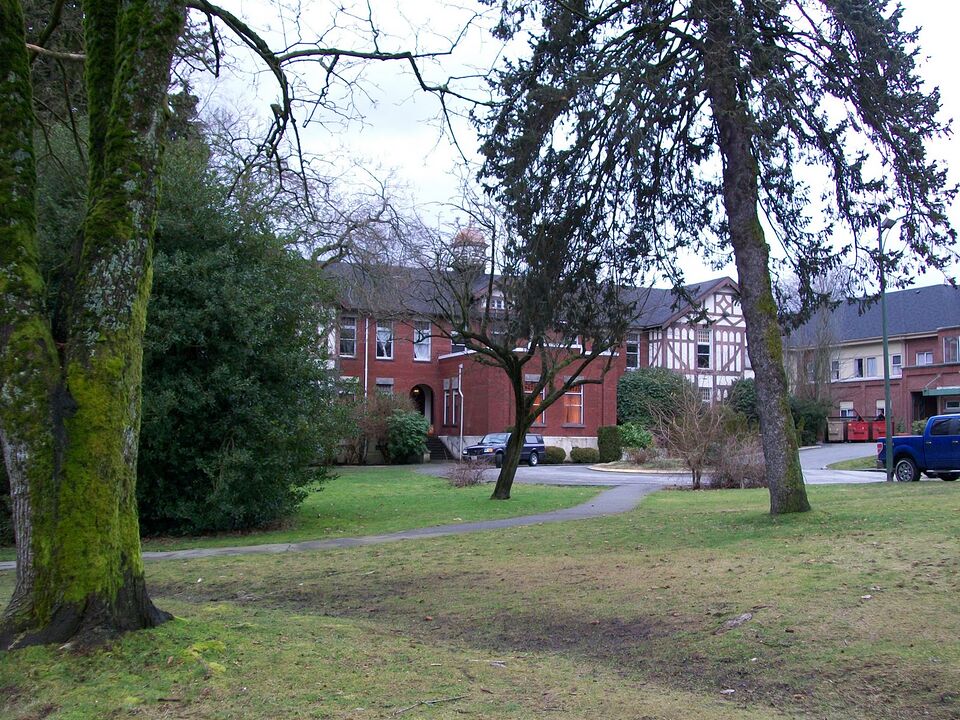 Adanac Park Lodge